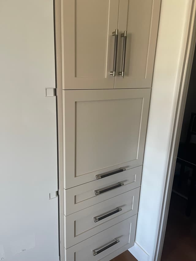 KITCHEN CANITES PAINTED  ON PLACE